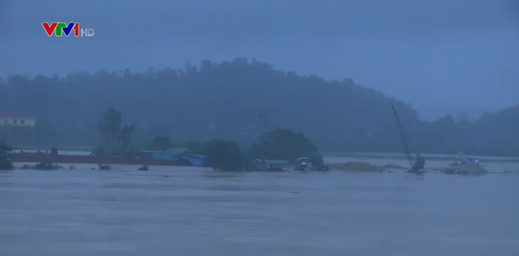 Thanh Chương (Nghệ An) ngập sâu, người dân phải dùng thuyền để di chuyển - Ảnh 1.