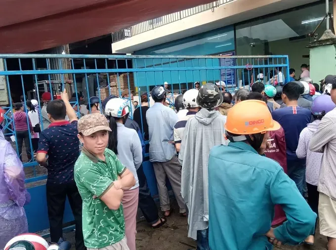 Sau bão, hàng ngàn người Quảng Ngãi chen lấn đi mua ngói - Ảnh 2. Sau bão, hàng ngàn người Quảng Ngãi chen lấn đi mua ngói - Ảnh 2.