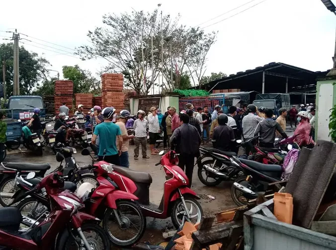 Sau bão, hàng ngàn người Quảng Ngãi chen lấn đi mua ngói - Ảnh 1. Sau bão, hàng ngàn người Quảng Ngãi chen lấn đi mua ngói - Ảnh 1.