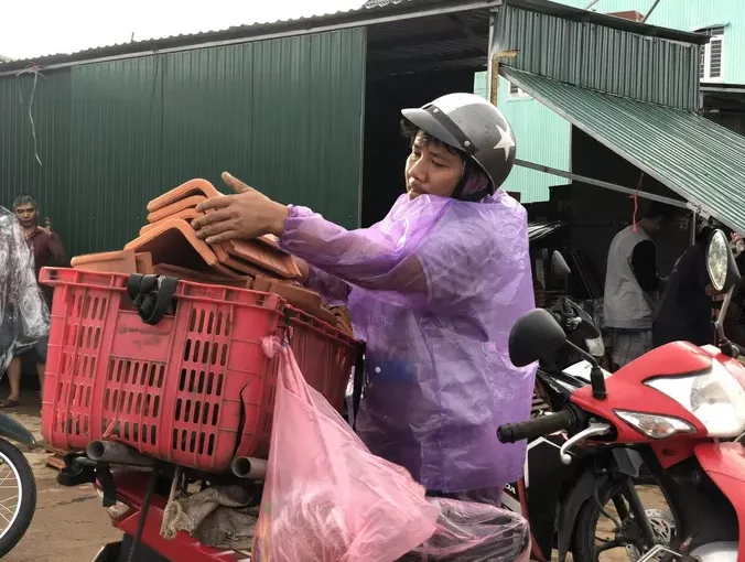 Sau bão, hàng ngàn người Quảng Ngãi chen lấn đi mua ngói - Ảnh 3. Sau bão, hàng ngàn người Quảng Ngãi chen lấn đi mua ngói - Ảnh 3.
