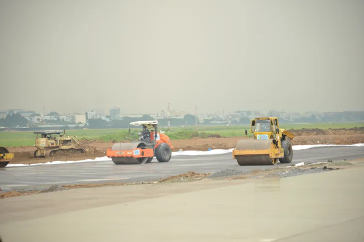 Đẩy nhanh tiến độ dự án nâng cấp đường băng sân bay Tân Sơn Nhất, đảm bảo chất lượng và an toàn - Ảnh 1. Đẩy nhanh tiến độ dự án nâng cấp đường băng sân bay Tân Sơn Nhất, đảm bảo chất lượng và an toàn - Ảnh 1.