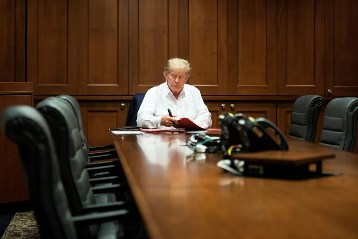 Hé lộ hình ảnh Tổng thống Trump làm việc trong lúc điều trị COVID-19 - Ảnh 1. Hé lộ hình ảnh Tổng thống Trump làm việc trong lúc điều trị COVID-19 - Ảnh 1.