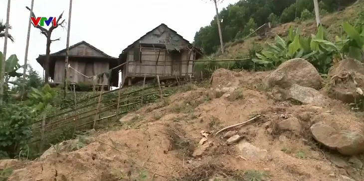 Sạt lở đe dọa nhiều hộ dân ở vùng tái định cư thủy điện - Ảnh 2. Sạt lở đe dọa nhiều hộ dân ở vùng tái định cư thủy điện - Ảnh 2.