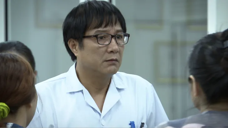Lửa ấm - Tập 4: Thuỷ không liên quan đến cái chết của bệnh nhân nhưng vẫn ám ảnh tột cùng - Ảnh 2. Lửa ấm - Tập 4: Thuỷ không liên quan đến cái chết của bệnh nhân nhưng vẫn ám ảnh tột cùng - Ảnh 2.