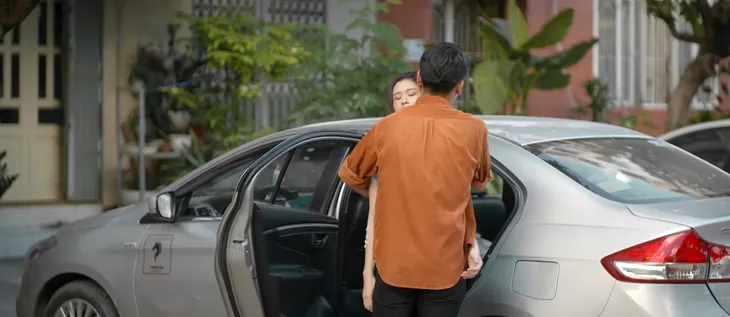 Trói buộc yêu thương - Tập 7: Hiếu (Lý Bình) gặp Phương (Quỳnh Anh) ngang nhiên ôm trai lạ - Ảnh 3. Trói buộc yêu thương - Tập 7: Hiếu (Lý Bình) gặp Phương (Quỳnh Anh) ngang nhiên ôm trai lạ - Ảnh 3.