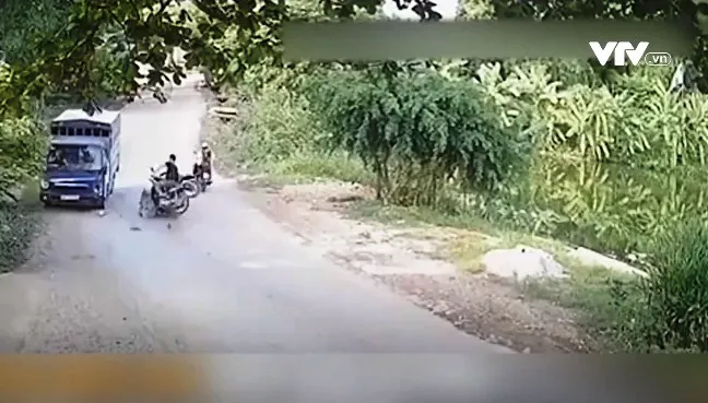 Phóng nhanh, vượt ẩu, lấn làn, 2 xe máy đâm trực diện xe ô tô - Ảnh 1. Phóng nhanh, vượt ẩu, lấn làn, 2 xe máy đâm trực diện xe ô tô - Ảnh 1.