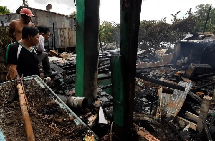 Hỏa hoạn thiêu rụi 3 nhà dân, thiệt hại gần nửa tỷ đồng - Ảnh 1. Hỏa hoạn thiêu rụi 3 nhà dân, thiệt hại gần nửa tỷ đồng - Ảnh 1.