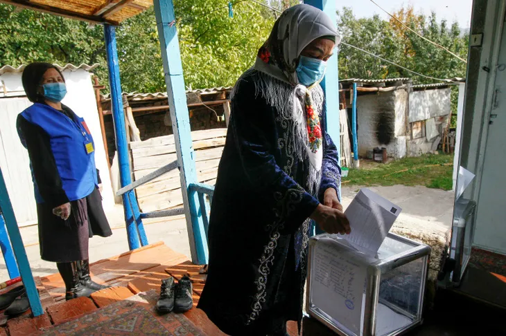 Kyrgyzstan hủy bỏ kết quả bầu cử quốc hội sau khi nổ ra biểu tình - Ảnh 1. Kyrgyzstan hủy bỏ kết quả bầu cử quốc hội sau khi nổ ra biểu tình - Ảnh 1.