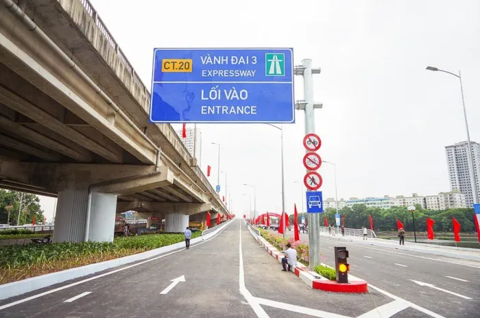 Cầu vượt thấp qua hồ Linh Đàm thông xe: Kỳ vọng giảm ùn tắc giải thông - Ảnh 3. Cầu vượt thấp qua hồ Linh Đàm thông xe: Kỳ vọng giảm ùn tắc giải thông - Ảnh 3.