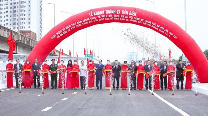 Cầu vượt thấp qua hồ Linh Đàm thông xe: Kỳ vọng giảm ùn tắc giải thông - Ảnh 1. Cầu vượt thấp qua hồ Linh Đàm thông xe: Kỳ vọng giảm ùn tắc giải thông - Ảnh 1.