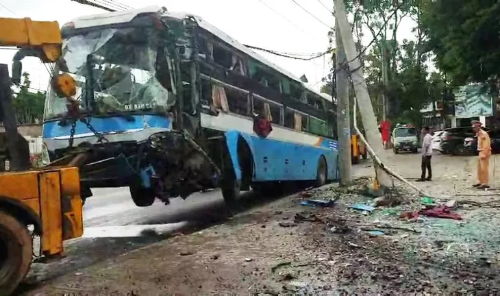 Mất lái, xe khách giường nằm đâm gãy cột điện, tài xế bị thương - Ảnh 3. Mất lái, xe khách giường nằm đâm gãy cột điện, tài xế bị thương - Ảnh 3.
