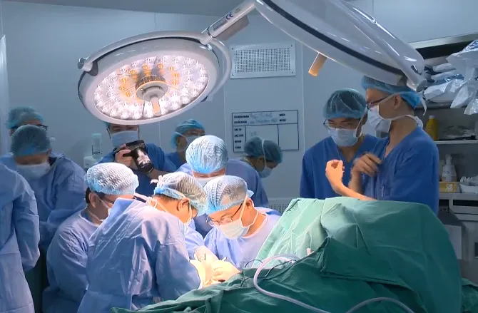 Lần đầu tiên phẫu thuật thay cùng lúc 8 khớp ngón tay nhân tạo - Ảnh 1. Lần đầu tiên phẫu thuật thay cùng lúc 8 khớp ngón tay nhân tạo - Ảnh 1.