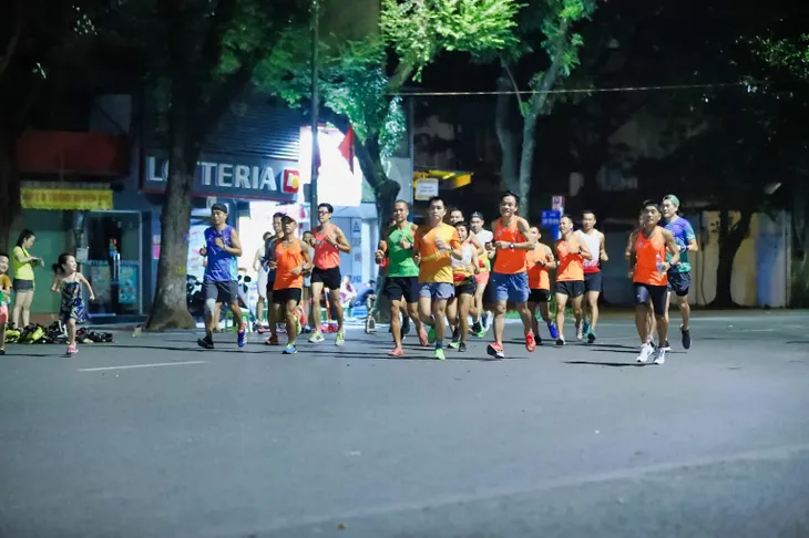 Dàn pacers VPBank Hanoi Marathon ASEAN 2020 khuấy đảo đêm thu Hà Nội - Ảnh 2. Dàn pacers VPBank Hanoi Marathon ASEAN 2020 khuấy đảo đêm thu Hà Nội - Ảnh 2.
