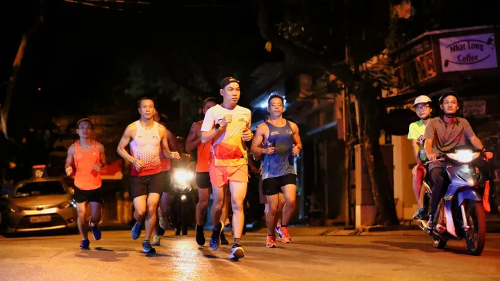 Dàn pacers VPBank Hanoi Marathon ASEAN 2020 khuấy đảo đêm thu Hà Nội - Ảnh 3. Dàn pacers VPBank Hanoi Marathon ASEAN 2020 khuấy đảo đêm thu Hà Nội - Ảnh 3.