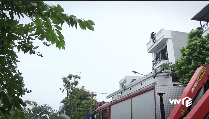 Lửa ấm - Tập 5: Đội trưởng Minh (NSƯT Quốc Thái) đu người từ trên cao để ngăn người phụ nữ tự tử - Ảnh 9. Lửa ấm - Tập 5: Đội trưởng Minh (NSƯT Quốc Thái) đu người từ trên cao để ngăn người phụ nữ tự tử - Ảnh 9.