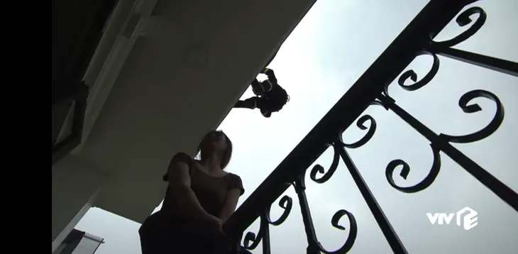 Lửa ấm - Tập 5: Đội trưởng Minh (NSƯT Quốc Thái) đu người từ trên cao để ngăn người phụ nữ tự tử - Ảnh 8. Lửa ấm - Tập 5: Đội trưởng Minh (NSƯT Quốc Thái) đu người từ trên cao để ngăn người phụ nữ tự tử - Ảnh 8.