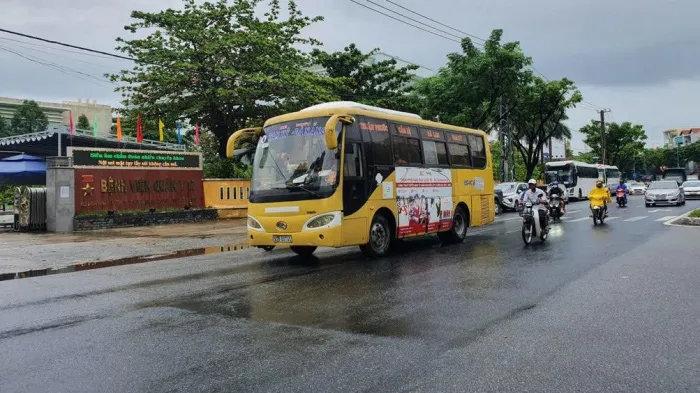 Bất chấp lệnh cấm, xe bus liên tỉnh vẫn vào nội thành Đà Nẵng - Ảnh 1. Bất chấp lệnh cấm, xe bus liên tỉnh vẫn vào nội thành Đà Nẵng - Ảnh 1.