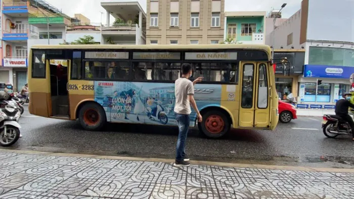 Bất chấp lệnh cấm, xe bus liên tỉnh vẫn vào nội thành Đà Nẵng - Ảnh 2. Bất chấp lệnh cấm, xe bus liên tỉnh vẫn vào nội thành Đà Nẵng - Ảnh 2.