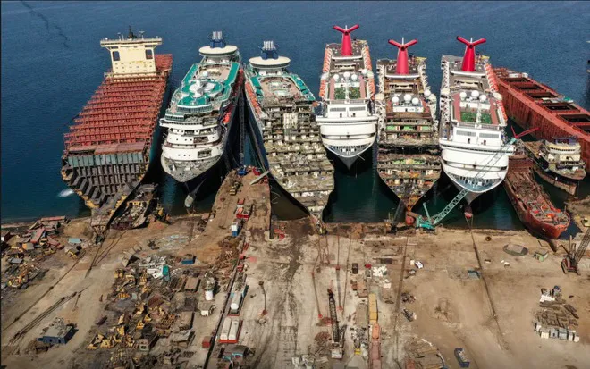Ngành công nghiệp phá dỡ du thuyền “hái ra tiền” thời COVID-19 - Ảnh 1. Ngành công nghiệp phá dỡ du thuyền “hái ra tiền” thời COVID-19 - Ảnh 1.