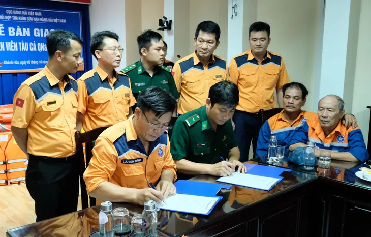 Cứu nạn thành công 39 thuyền viên tàu cá Quảng Nam gặp sự cố giữa biển - Ảnh 1. Cứu nạn thành công 39 thuyền viên tàu cá Quảng Nam gặp sự cố giữa biển - Ảnh 1.
