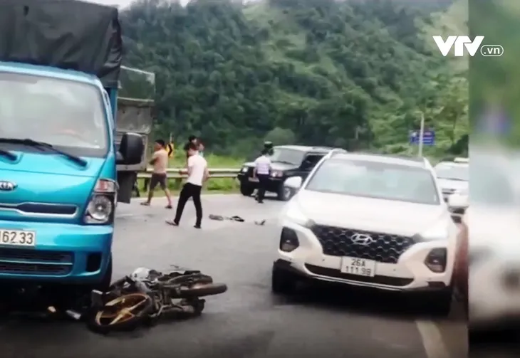 Phóng nhanh vào cua tốc độ cao, phượt thủ phi thẳng vào xe tải ngược chiều - Ảnh 2. Phóng nhanh vào cua tốc độ cao, phượt thủ phi thẳng vào xe tải ngược chiều - Ảnh 2.