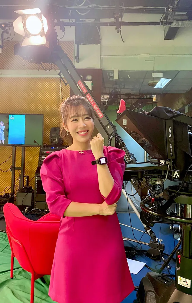 Ngắm trang phục kín đáo nhưng vẫn nổi bật mỗi khi lên sóng của BTV Diệp Chi - Ảnh 8. Ngắm trang phục kín đáo nhưng vẫn nổi bật mỗi khi lên sóng của BTV Diệp Chi - Ảnh 8.