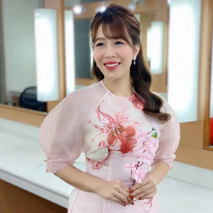 Ngắm trang phục kín đáo nhưng vẫn nổi bật mỗi khi lên sóng của BTV Diệp Chi - Ảnh 3. Ngắm trang phục kín đáo nhưng vẫn nổi bật mỗi khi lên sóng của BTV Diệp Chi - Ảnh 3.