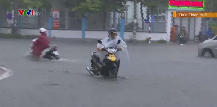 Trung Bộ tiếp tục hứng chịu thiệt hại do mưa lớn - Ảnh 3. Trung Bộ tiếp tục hứng chịu thiệt hại do mưa lớn - Ảnh 3.