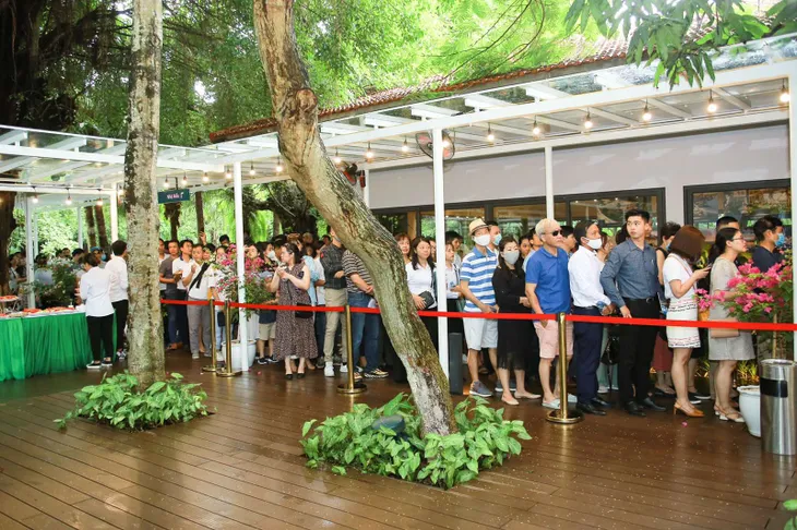 Bất ngờ trước cảnh tượng xếp hàng dài từ sáng sớm để xem nhà mẫu và mua nhà tại Ecopark - Ảnh 11. Bất ngờ trước cảnh tượng xếp hàng dài từ sáng sớm để xem nhà mẫu và mua nhà tại Ecopark - Ảnh 11.