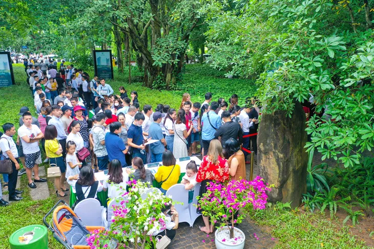 Bất ngờ trước cảnh tượng xếp hàng dài từ sáng sớm để xem nhà mẫu và mua nhà tại Ecopark - Ảnh 3. Bất ngờ trước cảnh tượng xếp hàng dài từ sáng sớm để xem nhà mẫu và mua nhà tại Ecopark - Ảnh 3.