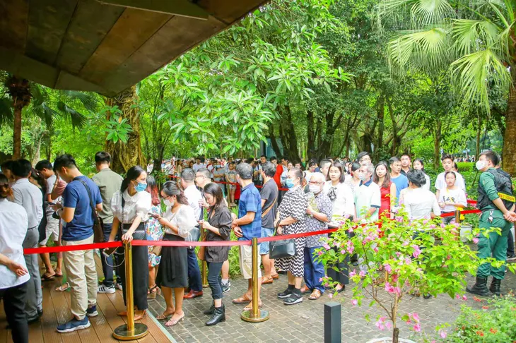 Bất ngờ trước cảnh tượng xếp hàng dài từ sáng sớm để xem nhà mẫu và mua nhà tại Ecopark - Ảnh 4. Bất ngờ trước cảnh tượng xếp hàng dài từ sáng sớm để xem nhà mẫu và mua nhà tại Ecopark - Ảnh 4.