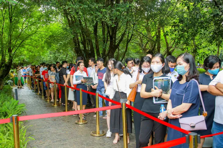 Bất ngờ trước cảnh tượng xếp hàng dài từ sáng sớm để xem nhà mẫu và mua nhà tại Ecopark - Ảnh 5. Bất ngờ trước cảnh tượng xếp hàng dài từ sáng sớm để xem nhà mẫu và mua nhà tại Ecopark - Ảnh 5.