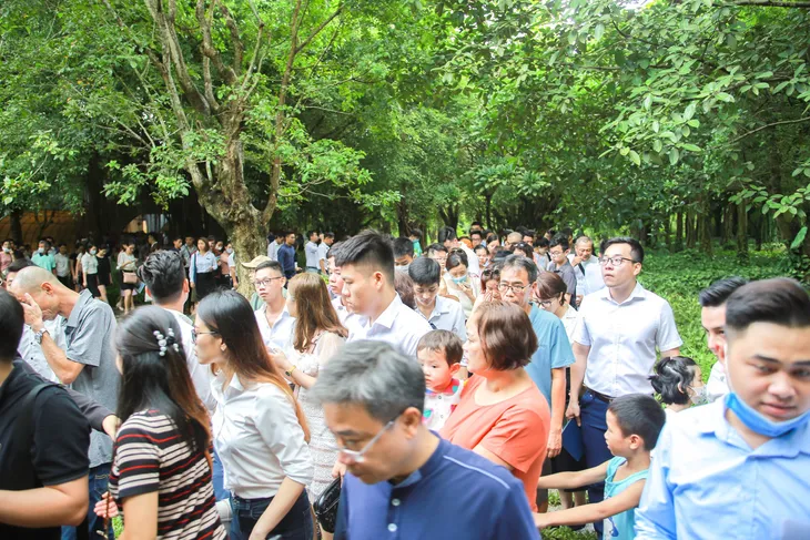 Bất ngờ trước cảnh tượng xếp hàng dài từ sáng sớm để xem nhà mẫu và mua nhà tại Ecopark - Ảnh 9. Bất ngờ trước cảnh tượng xếp hàng dài từ sáng sớm để xem nhà mẫu và mua nhà tại Ecopark - Ảnh 9.