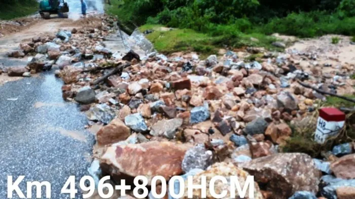 Di dời đất đá, thông tuyến đường Hồ Chí Minh, Quốc lộ 14B - Ảnh 3. Di dời đất đá, thông tuyến đường Hồ Chí Minh, Quốc lộ 14B - Ảnh 3.