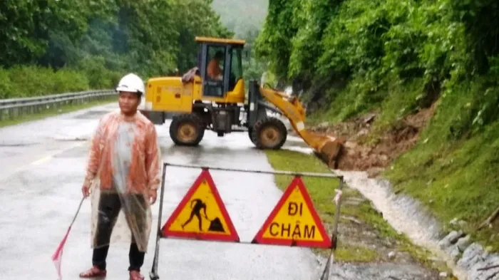 Di dời đất đá, thông tuyến đường Hồ Chí Minh, Quốc lộ 14B - Ảnh 8. Di dời đất đá, thông tuyến đường Hồ Chí Minh, Quốc lộ 14B - Ảnh 8.