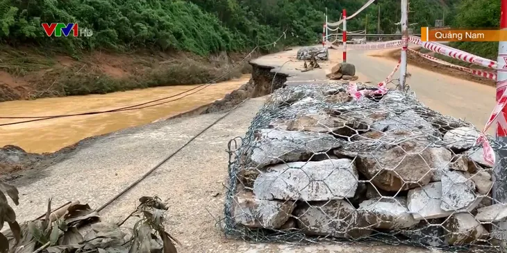 Trung Bộ tiếp tục hứng chịu thiệt hại do mưa lớn - Ảnh 5. Trung Bộ tiếp tục hứng chịu thiệt hại do mưa lớn - Ảnh 5.