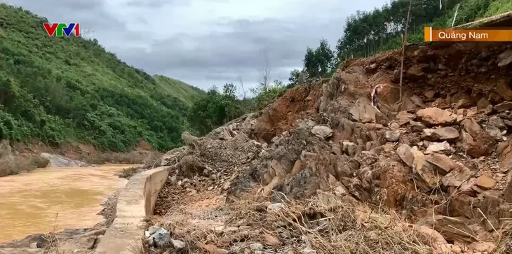 Trung Bộ tiếp tục hứng chịu thiệt hại do mưa lớn - Ảnh 4. Trung Bộ tiếp tục hứng chịu thiệt hại do mưa lớn - Ảnh 4.