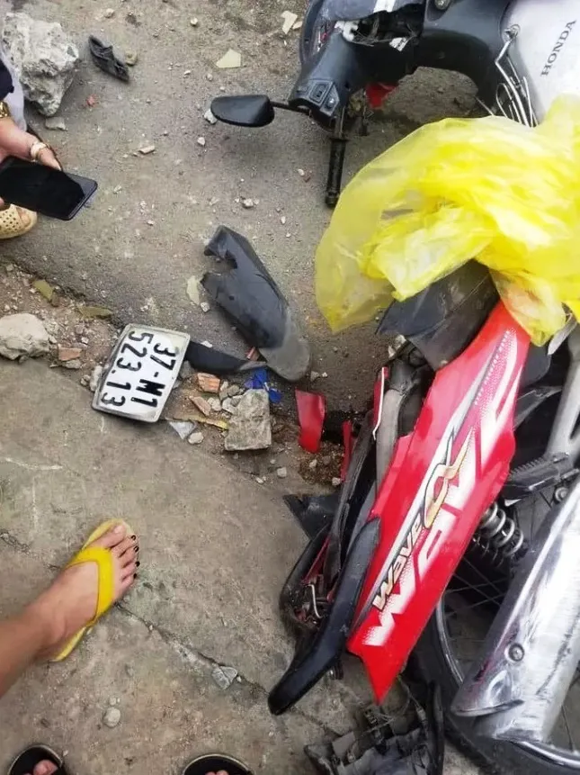 Tai nạn liên hoàn giữa ô tô 7 chỗ và 2 xe máy khiến 2 người tử vong - Ảnh 1. Tai nạn liên hoàn giữa ô tô 7 chỗ và 2 xe máy khiến 2 người tử vong - Ảnh 1.