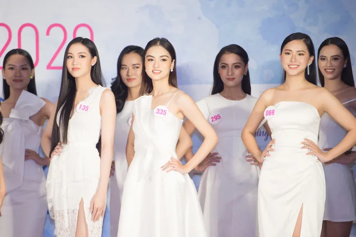 Bạn gái tin đồn của Đoàn Văn Hậu nổi bật tại họp báo Bán kết Hoa hậu Việt Nam 2020 - Ảnh 5. Bạn gái tin đồn của Đoàn Văn Hậu nổi bật tại họp báo Bán kết Hoa hậu Việt Nam 2020 - Ảnh 5.