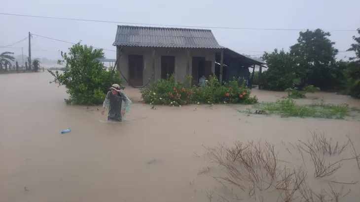 Mưa lũ nhấn chìm nhiều khu vực tại Quảng Trị - Ảnh 7. Mưa lũ nhấn chìm nhiều khu vực tại Quảng Trị - Ảnh 7.