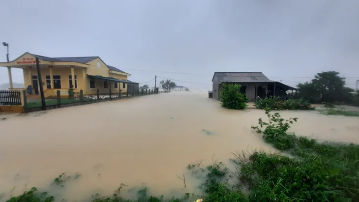 Mưa lũ nhấn chìm nhiều khu vực tại Quảng Trị - Ảnh 6. Mưa lũ nhấn chìm nhiều khu vực tại Quảng Trị - Ảnh 6.