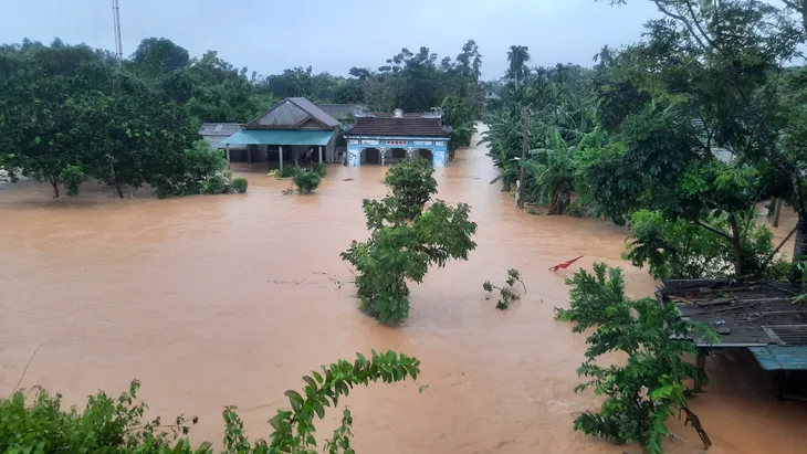Mưa lũ nhấn chìm nhiều khu vực tại Quảng Trị - Ảnh 10. Mưa lũ nhấn chìm nhiều khu vực tại Quảng Trị - Ảnh 10.