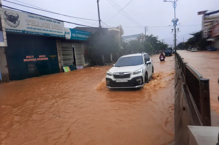 Lũ lớn gây ngập diện rộng ở Quảng Trị, 1 người chết, 8 người mất tích - Ảnh 7. Lũ lớn gây ngập diện rộng ở Quảng Trị, 1 người chết, 8 người mất tích - Ảnh 7.