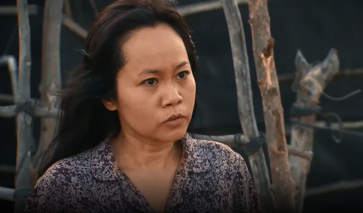 Cát đỏ - Tập 21: Ông Năm lại bị rơi vào tay bà Hồng Hoang; Quang hôn Nhan đắm đuối - Ảnh 1. Cát đỏ - Tập 21: Ông Năm lại bị rơi vào tay bà Hồng Hoang; Quang hôn Nhan đắm đuối - Ảnh 1.