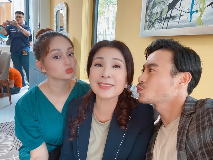 Dàn diễn viên cực thân thiết trong hậu trường phim Trói buộc yêu thương - Ảnh 4.