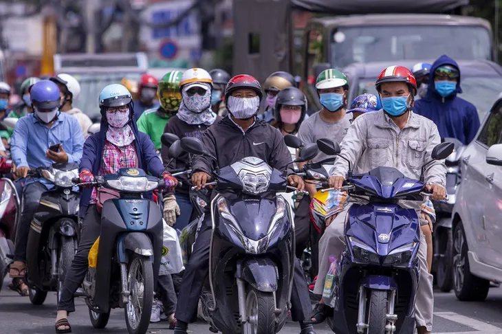 TP.HCM yêu cầu người dân đeo khẩu trang, hạn chế tụ tập - Ảnh 1. TP.HCM yêu cầu người dân đeo khẩu trang, hạn chế tụ tập - Ảnh 1.