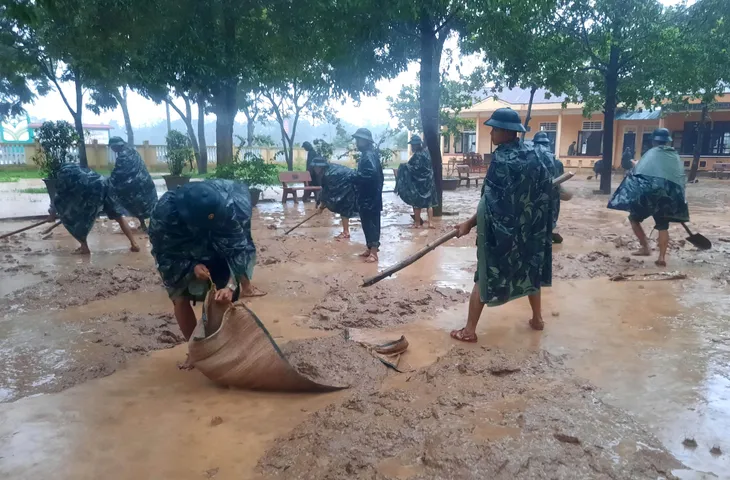 Miền Trung huy động mọi nguồn lực ứng phó với lũ lớn - Ảnh 1. Miền Trung huy động mọi nguồn lực ứng phó với lũ lớn - Ảnh 1.