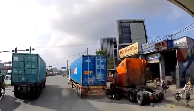 Hàng loạt tai nạn gây ra bởi xe container, việc cấp bằng lái xe FC cần siết chặt - Ảnh 1. Hàng loạt tai nạn gây ra bởi xe container, việc cấp bằng lái xe FC cần siết chặt - Ảnh 1.