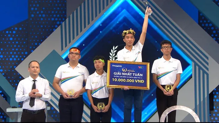 Đường lên đỉnh Olympia 2021: Giành giật điểm số vào phút cuối, Đức Trung chiến thắng thuyết phục với 270 điểm - Ảnh 2. Đường lên đỉnh Olympia 2021: Giành giật điểm số vào phút cuối, Đức Trung chiến thắng thuyết phục với 270 điểm - Ảnh 2.