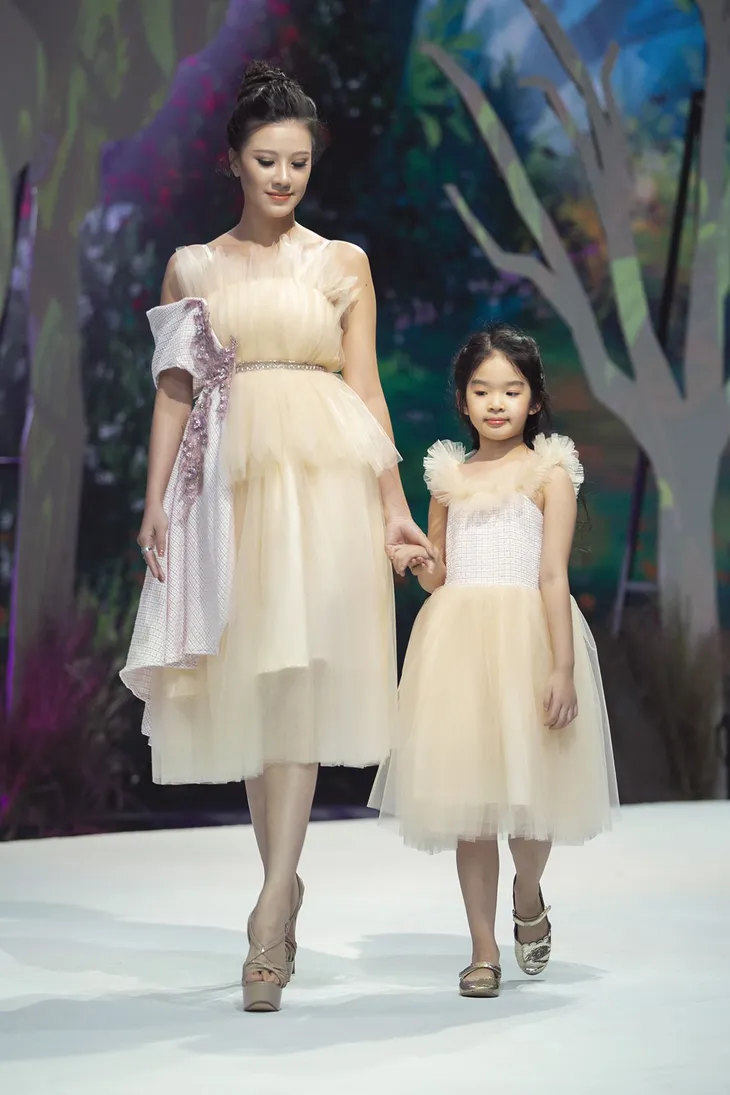Hà Kiều Anh, Vy Oanh, Thúy Diễm đưa con lên sàn catwalk - Ảnh 2. Hà Kiều Anh, Vy Oanh, Thúy Diễm đưa con lên sàn catwalk - Ảnh 2.